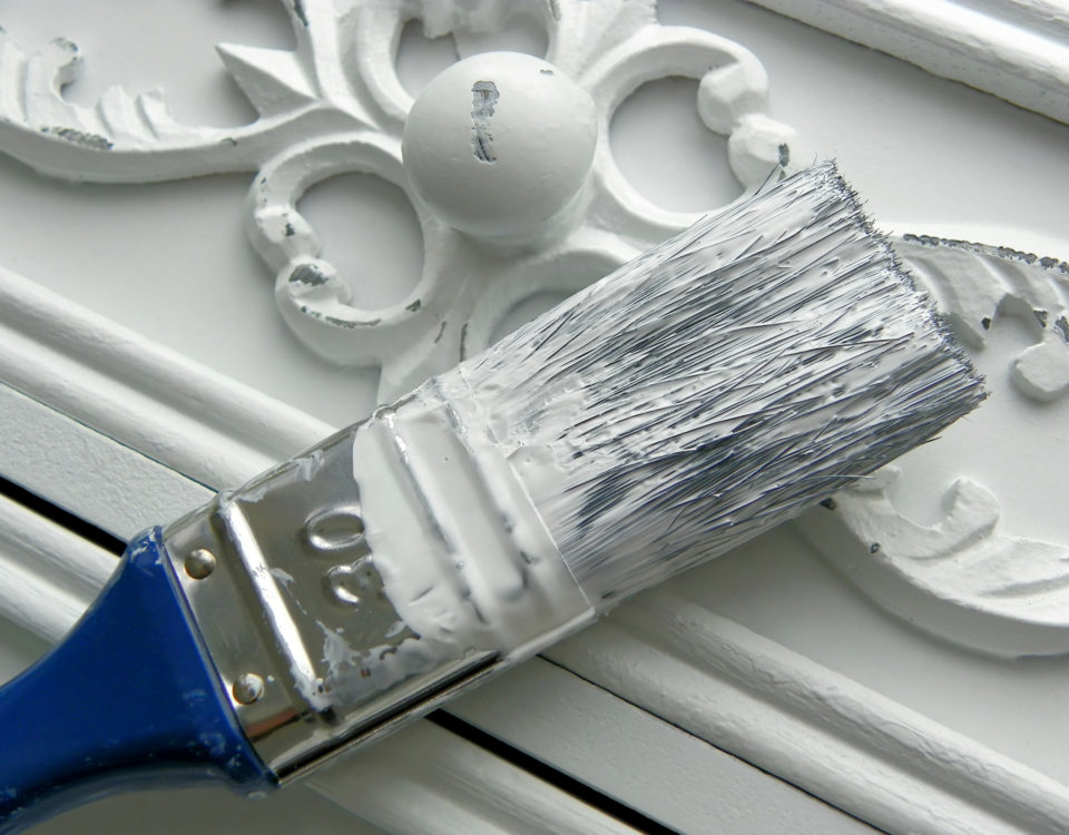 Pędzel na pomalowanym na biało meblu