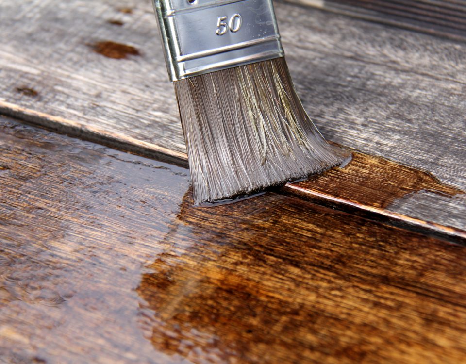 jak malować lakierowane drewno