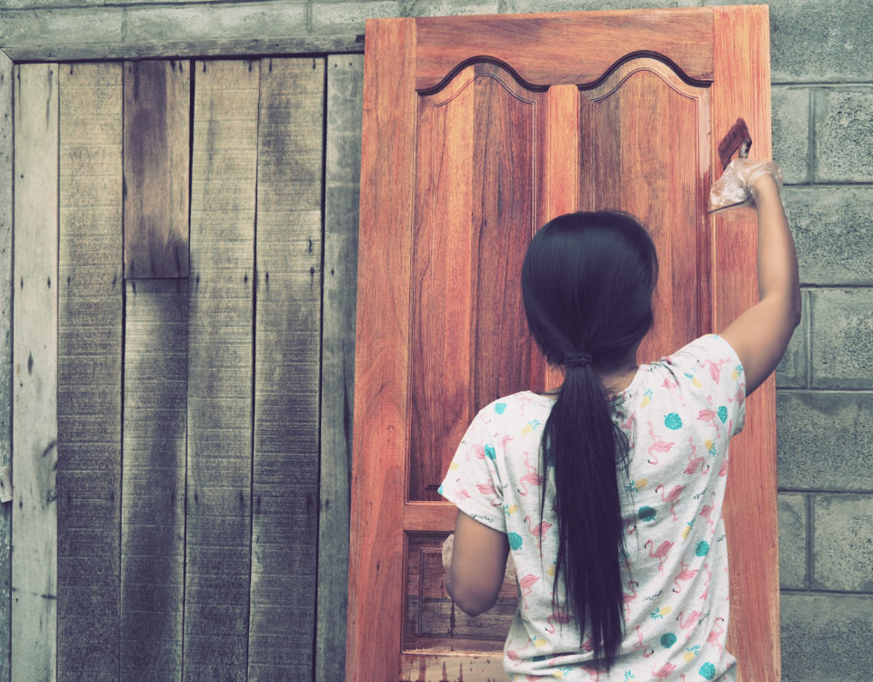 Czym pomalować drzwi drewniane wewnętrzne? Farby do drzwi drewnianych